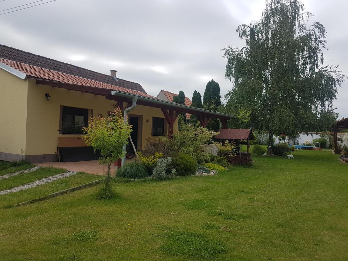 Ubytovani U Spacku Palava Novosedly  Buitenkant foto